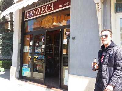 �Sprite� � il soprannome dell�Enoteca Mancini che si trova in via Concilio Vaticano II e si affaccia proprio sul giardino. L'appellativo deriva dal fatto che l'attivit� apri nel 1970 con un'insegna caratterizzata dallo sponsor della nota bibita gassata: un cartello che � rimasto al suo posto per anni, identificando non solo il locale ma tutta la piazza (foto di Marianna Colasanto)